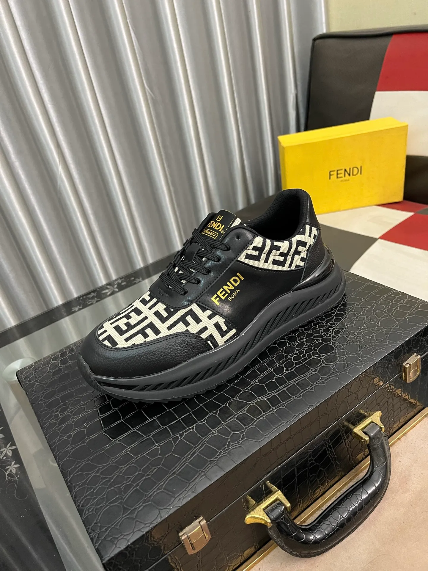 Men's Men's Shoes💰458⌚️⌚️[Fendi] Fendi's latest casual shoes for men! Available at counters simultaneously! Made entirely of imported top-grain calfskin, the interior is made of top-grain water-dyed cowhide, and the original factory-supplied rubber outsole. Leading new fashion concepts. Matching code: 38-444️⃣Colors available